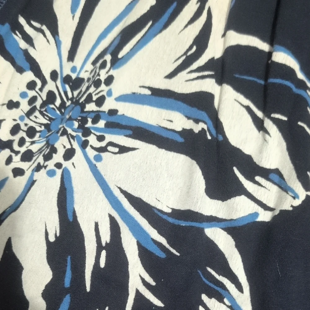 Hollister Navy Blue Floral Women's Tee - Picture 4 of 4